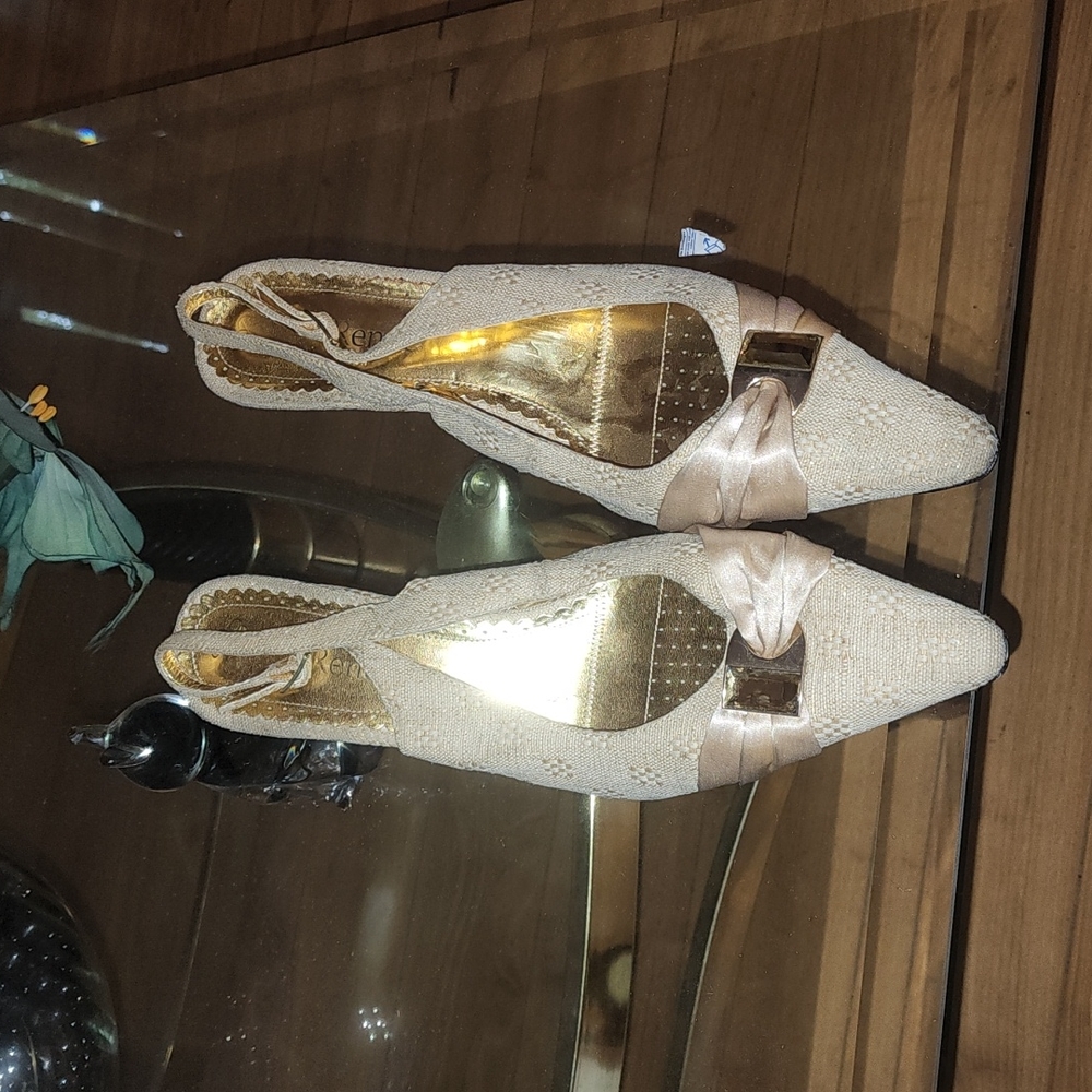 A lovely pair of slingback heels..pre-owned and well-loved! ALL OFFERS WELCOMED!